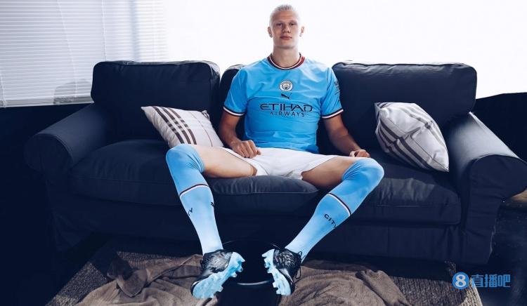 曼联官方分享本赛季全家福，男女足球员一同拍摄（曼联官方发布本赛季合照，男足女足齐亮相）