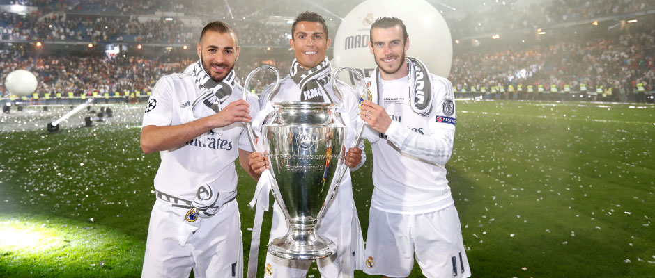 前锋突破射门锁定胜利（前锋强突劲射锁定胜局）