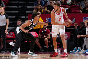 球队在对方主场打出统治级表现（球队客场上演统治级发挥）