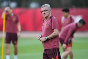 马丁内利：排在榜首没有压力，仅有优秀的球员不代表就会夺冠（马丁内利：领跑榜首无压力，光有好球员并不等于能夺冠）