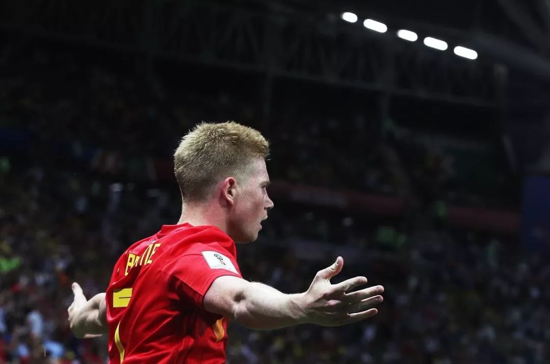 姆巴佩将带着一根手指骨折比赛，他的坚韧精神点燃球迷热情（姆巴佩手指骨折仍将出战，顽强斗志点燃球迷激情）